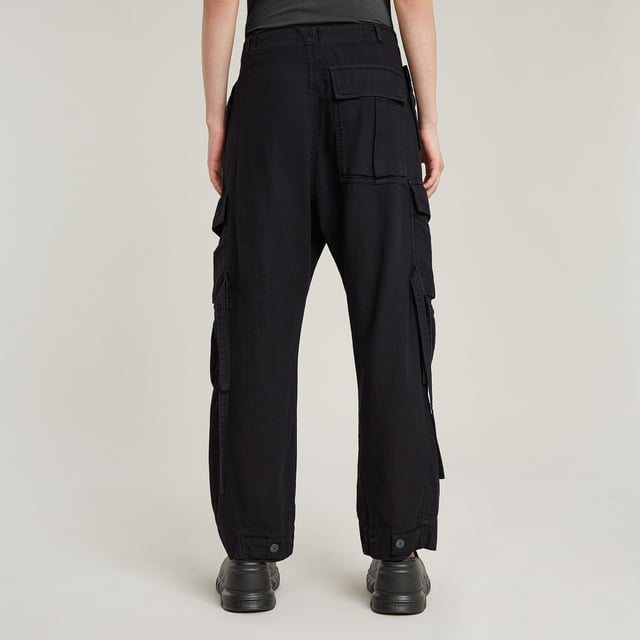Zip fly and woven tape. Reversed flap pockets at the waist, flap pocket at the back, hidden snap buttons. Flap pockets with snap buttons at the side, straps at the edge. Option for tighter width at the ankle, close tab with snap button. Button & zip closure. High waist. Cargo pants Summer Snow are designed in a loose fit offering a zip fly with an additional drawcord. Waist pockets with a reverse flap offer a hidden snap button. Also at the thigh and back, flap pockets are created. The snaps at the ankles allow for a tighter cuff. 50% Cotton, 50% Recycled cotton. Rigid. Twill woven. Loose