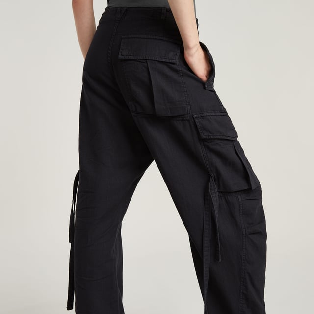 Zip fly and woven tape. Reversed flap pockets at the waist, flap pocket at the back, hidden snap buttons. Flap pockets with snap buttons at the side, straps at the edge. Option for tighter width at the ankle, close tab with snap button. Button & zip closure. High waist. Cargo pants Summer Snow are designed in a loose fit offering a zip fly with an additional drawcord. Waist pockets with a reverse flap offer a hidden snap button. Also at the thigh and back, flap pockets are created. The snaps at the ankles allow for a tighter cuff. 50% Cotton, 50% Recycled cotton. Rigid. Twill woven. Loose