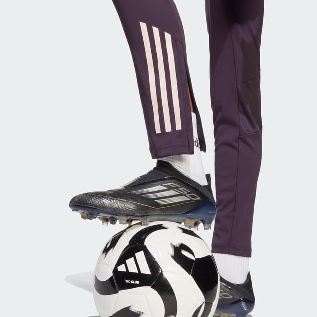 Show your fandom while you work on your fitness. These juniors' adidas Arsenal training pants will keep you feeling dry through every rep thanks to moisture-managing AEROREADY. The slim, tailored fit provides ease-of-movement for extra agility on the field. A club badge on the leg inspires your passion for football perfection.This product is made with 100% recycled materials. By reusing materials that have already been created, adidas help to reduce waste and our reliance on finite resources and reduce the footprint of the products adidas make.  - Slim fit - Drawcord on elastic waist - 100% polyester (recycled) - AEROREADY - Front zip pockets - Ankle zips - Arsenal heat-applied crest  Shipped by adidas