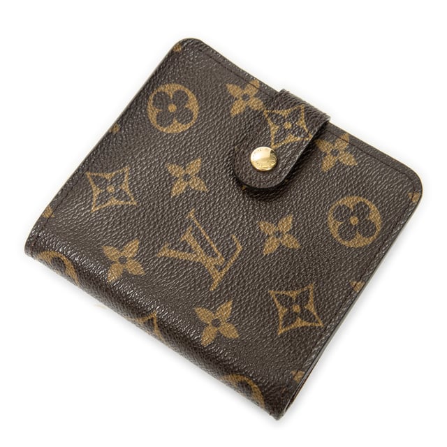 Louis Vuitton Accesorios Compact Zip Wallet PM Billetera en Marrón Lona recubierta y Latón dorado hardware. El producto esta en Excelentes Condiciones (A).
  11x10x3 cm 
  Accesorios incluidos: None
  
  BrandCo Paris encuentra artículos raros y en las mejores condiciones a precios increíbles. ¡Vale la pena tener paciencia! Compra con confianza: todos los artículos de BrandCo Paris son seleccionados y autenticados cuidadosamente por nuestro equipo de expertos.
  Todos los artículos vienen con un certificado de autenticidad y un embalaje entregado por BrandCo Paris.
  Tabla de clasificación de la condición del artículo
  N (como nuevo)
  AA (perfecto estado)
  A (excelente estado)
  AB (muy buen estado)
  B (bueno/regular)
