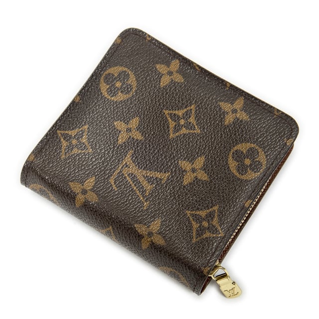 Louis Vuitton Accesorios Compact Zip Wallet PM Billetera en Marrón Lona recubierta y Latón dorado hardware. El producto esta en Excelentes Condiciones (A).
  11x10x3 cm 
  Accesorios incluidos: None
  
  BrandCo Paris encuentra artículos raros y en las mejores condiciones a precios increíbles. ¡Vale la pena tener paciencia! Compra con confianza: todos los artículos de BrandCo Paris son seleccionados y autenticados cuidadosamente por nuestro equipo de expertos.
  Todos los artículos vienen con un certificado de autenticidad y un embalaje entregado por BrandCo Paris.
  Tabla de clasificación de la condición del artículo
  N (como nuevo)
  AA (perfecto estado)
  A (excelente estado)
  AB (muy buen estado)
  B (bueno/regular)