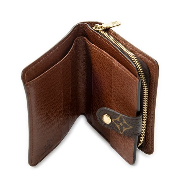 Louis Vuitton Accesorios Compact Zip Wallet PM Billetera en Marrón Lona recubierta y Latón dorado hardware. El producto esta en Excelentes Condiciones (A).
  11x10x3 cm 
  Accesorios incluidos: None
  
  BrandCo Paris encuentra artículos raros y en las mejores condiciones a precios increíbles. ¡Vale la pena tener paciencia! Compra con confianza: todos los artículos de BrandCo Paris son seleccionados y autenticados cuidadosamente por nuestro equipo de expertos.
  Todos los artículos vienen con un certificado de autenticidad y un embalaje entregado por BrandCo Paris.
  Tabla de clasificación de la condición del artículo
  N (como nuevo)
  AA (perfecto estado)
  A (excelente estado)
  AB (muy buen estado)
  B (bueno/regular)