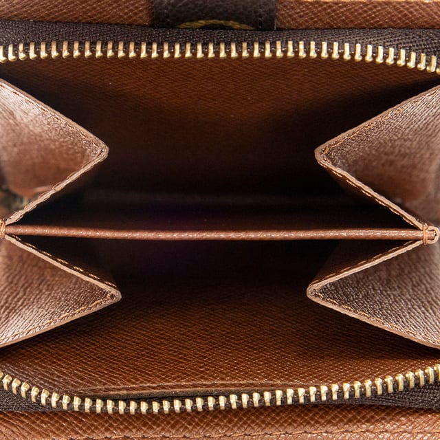 Louis Vuitton Accesorios Compact Zip Wallet PM Billetera en Marrón Lona recubierta y Latón dorado hardware. El producto esta en Excelentes Condiciones (A).
  11x10x3 cm 
  Accesorios incluidos: None
  
  BrandCo Paris encuentra artículos raros y en las mejores condiciones a precios increíbles. ¡Vale la pena tener paciencia! Compra con confianza: todos los artículos de BrandCo Paris son seleccionados y autenticados cuidadosamente por nuestro equipo de expertos.
  Todos los artículos vienen con un certificado de autenticidad y un embalaje entregado por BrandCo Paris.
  Tabla de clasificación de la condición del artículo
  N (como nuevo)
  AA (perfecto estado)
  A (excelente estado)
  AB (muy buen estado)
  B (bueno/regular)