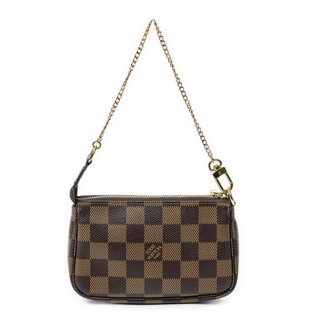Louis Vuitton Accesorios Mini Pochette Accessoires  Bolsa en Marrón Lona recubierta y Latón dorado hardware. El producto esta en Perfectas Condiciones (AA).
  Dimensiones: 15x10x2 cm 
  Accesorios incluidos: None
  
  BrandCo Paris encuentra artículos raros y en las mejores condiciones a precios increíbles. ¡Vale la pena tener paciencia! Compra con confianza: todos los artículos de BrandCo Paris son seleccionados y autenticados cuidadosamente por nuestro equipo de expertos.
  Todos los artículos vienen con un certificado de autenticidad y un embalaje entregado por BrandCo Paris.
  Tabla de clasificación de la condición del artículo
  N (como nuevo)
  AA (perfecto estado)
  A (excelente estado)
  AB (muy buen estado)
  B (bueno/regular)