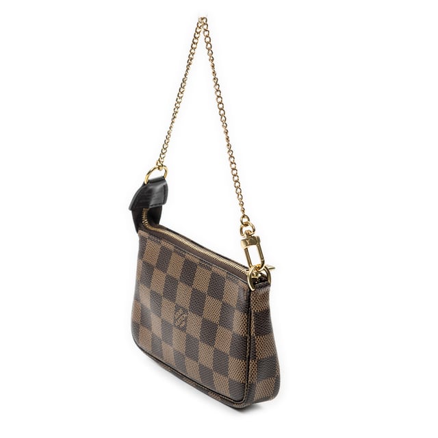 Louis Vuitton Accesorios Mini Pochette Accessoires  Bolsa en Marrón Lona recubierta y Latón dorado hardware. El producto esta en Perfectas Condiciones (AA).
  Dimensiones: 15x10x2 cm 
  Accesorios incluidos: None
  
  BrandCo Paris encuentra artículos raros y en las mejores condiciones a precios increíbles. ¡Vale la pena tener paciencia! Compra con confianza: todos los artículos de BrandCo Paris son seleccionados y autenticados cuidadosamente por nuestro equipo de expertos.
  Todos los artículos vienen con un certificado de autenticidad y un embalaje entregado por BrandCo Paris.
  Tabla de clasificación de la condición del artículo
  N (como nuevo)
  AA (perfecto estado)
  A (excelente estado)
  AB (muy buen estado)
  B (bueno/regular)