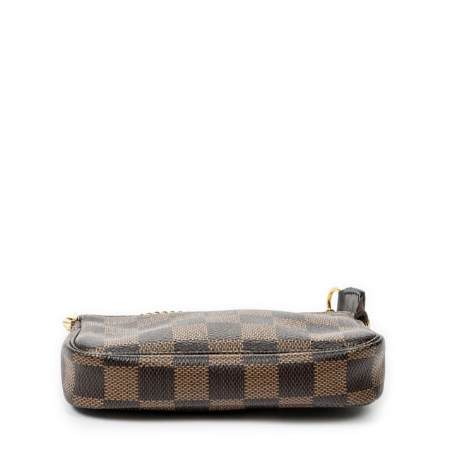 Louis Vuitton Accesorios Mini Pochette Accessoires  Bolsa en Marrón Lona recubierta y Latón dorado hardware. El producto esta en Perfectas Condiciones (AA).
  Dimensiones: 15x10x2 cm 
  Accesorios incluidos: None
  
  BrandCo Paris encuentra artículos raros y en las mejores condiciones a precios increíbles. ¡Vale la pena tener paciencia! Compra con confianza: todos los artículos de BrandCo Paris son seleccionados y autenticados cuidadosamente por nuestro equipo de expertos.
  Todos los artículos vienen con un certificado de autenticidad y un embalaje entregado por BrandCo Paris.
  Tabla de clasificación de la condición del artículo
  N (como nuevo)
  AA (perfecto estado)
  A (excelente estado)
  AB (muy buen estado)
  B (bueno/regular)