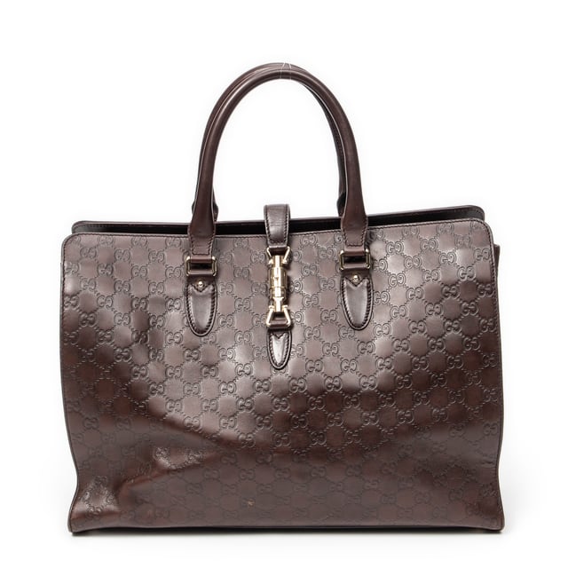 Gucci Bolsos Large Piston Lock Tote  Bolso en Marrón oscuro Piel de becerro y Oro hardware. El producto esta en Excelentes Condiciones (A).
  Dimensiones: 41x31x14 cm 
  Accesorios incluidos: Dustbag
  Notas de Exterior: Ligeros rasguños en las esquinas inferiores, Ligeros rasguños en el cuerpo exterior
Notas de Interior: Ligeros rasguños en el forro
Notas de la correa/asa: Ligeros rasguños
  BrandCo Paris encuentra artículos raros y en las mejores condiciones a precios increíbles. ¡Vale la pena tener paciencia! Compra con confianza: todos los artículos de BrandCo Paris son seleccionados y autenticados cuidadosamente por nuestro equipo de expertos.
  Todos los artículos vienen con un certificado de autenticidad y un embalaje entregado por BrandCo Paris.
  Tabla de clasificación de la condición del artículo
  N (como nuevo)
  AA (perfecto estado)
  A (excelente estado)
  AB (muy buen estado)
  B (bueno/regular)