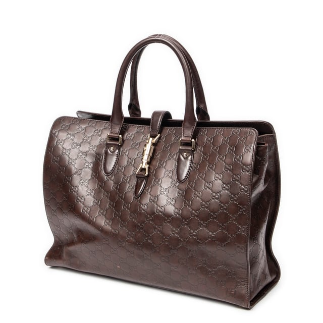 Gucci Bolsos Large Piston Lock Tote  Bolso en Marrón oscuro Piel de becerro y Oro hardware. El producto esta en Excelentes Condiciones (A).
  Dimensiones: 41x31x14 cm 
  Accesorios incluidos: Dustbag
  Notas de Exterior: Ligeros rasguños en las esquinas inferiores, Ligeros rasguños en el cuerpo exterior
Notas de Interior: Ligeros rasguños en el forro
Notas de la correa/asa: Ligeros rasguños
  BrandCo Paris encuentra artículos raros y en las mejores condiciones a precios increíbles. ¡Vale la pena tener paciencia! Compra con confianza: todos los artículos de BrandCo Paris son seleccionados y autenticados cuidadosamente por nuestro equipo de expertos.
  Todos los artículos vienen con un certificado de autenticidad y un embalaje entregado por BrandCo Paris.
  Tabla de clasificación de la condición del artículo
  N (como nuevo)
  AA (perfecto estado)
  A (excelente estado)
  AB (muy buen estado)
  B (bueno/regular)