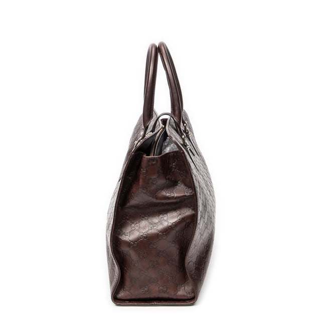 Gucci Bolsos Large Piston Lock Tote  Bolso en Marrón oscuro Piel de becerro y Oro hardware. El producto esta en Excelentes Condiciones (A).
  Dimensiones: 41x31x14 cm 
  Accesorios incluidos: Dustbag
  Notas de Exterior: Ligeros rasguños en las esquinas inferiores, Ligeros rasguños en el cuerpo exterior
Notas de Interior: Ligeros rasguños en el forro
Notas de la correa/asa: Ligeros rasguños
  BrandCo Paris encuentra artículos raros y en las mejores condiciones a precios increíbles. ¡Vale la pena tener paciencia! Compra con confianza: todos los artículos de BrandCo Paris son seleccionados y autenticados cuidadosamente por nuestro equipo de expertos.
  Todos los artículos vienen con un certificado de autenticidad y un embalaje entregado por BrandCo Paris.
  Tabla de clasificación de la condición del artículo
  N (como nuevo)
  AA (perfecto estado)
  A (excelente estado)
  AB (muy buen estado)
  B (bueno/regular)