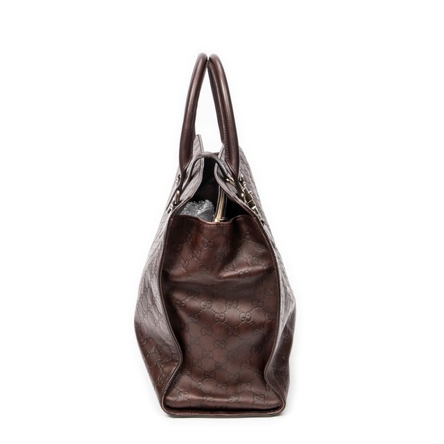 Gucci Bolsos Large Piston Lock Tote  Bolso en Marrón oscuro Piel de becerro y Oro hardware. El producto esta en Excelentes Condiciones (A).
  Dimensiones: 41x31x14 cm 
  Accesorios incluidos: Dustbag
  Notas de Exterior: Ligeros rasguños en las esquinas inferiores, Ligeros rasguños en el cuerpo exterior
Notas de Interior: Ligeros rasguños en el forro
Notas de la correa/asa: Ligeros rasguños
  BrandCo Paris encuentra artículos raros y en las mejores condiciones a precios increíbles. ¡Vale la pena tener paciencia! Compra con confianza: todos los artículos de BrandCo Paris son seleccionados y autenticados cuidadosamente por nuestro equipo de expertos.
  Todos los artículos vienen con un certificado de autenticidad y un embalaje entregado por BrandCo Paris.
  Tabla de clasificación de la condición del artículo
  N (como nuevo)
  AA (perfecto estado)
  A (excelente estado)
  AB (muy buen estado)
  B (bueno/regular)