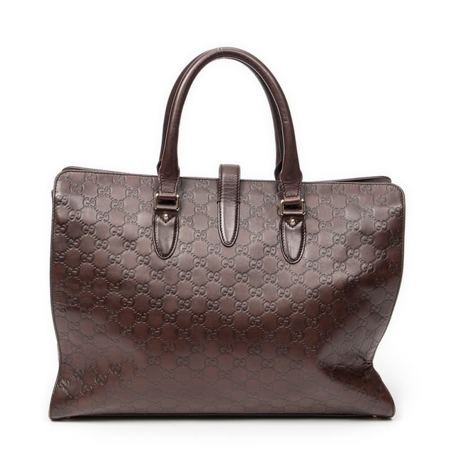 Gucci Bolsos Large Piston Lock Tote  Bolso en Marrón oscuro Piel de becerro y Oro hardware. El producto esta en Excelentes Condiciones (A).
  Dimensiones: 41x31x14 cm 
  Accesorios incluidos: Dustbag
  Notas de Exterior: Ligeros rasguños en las esquinas inferiores, Ligeros rasguños en el cuerpo exterior
Notas de Interior: Ligeros rasguños en el forro
Notas de la correa/asa: Ligeros rasguños
  BrandCo Paris encuentra artículos raros y en las mejores condiciones a precios increíbles. ¡Vale la pena tener paciencia! Compra con confianza: todos los artículos de BrandCo Paris son seleccionados y autenticados cuidadosamente por nuestro equipo de expertos.
  Todos los artículos vienen con un certificado de autenticidad y un embalaje entregado por BrandCo Paris.
  Tabla de clasificación de la condición del artículo
  N (como nuevo)
  AA (perfecto estado)
  A (excelente estado)
  AB (muy buen estado)
  B (bueno/regular)