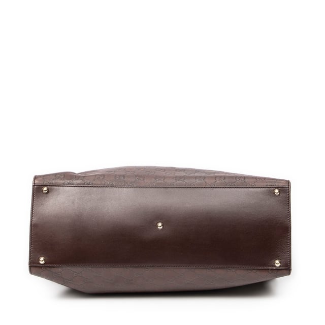 Gucci Bolsos Large Piston Lock Tote  Bolso en Marrón oscuro Piel de becerro y Oro hardware. El producto esta en Excelentes Condiciones (A).
  Dimensiones: 41x31x14 cm 
  Accesorios incluidos: Dustbag
  Notas de Exterior: Ligeros rasguños en las esquinas inferiores, Ligeros rasguños en el cuerpo exterior
Notas de Interior: Ligeros rasguños en el forro
Notas de la correa/asa: Ligeros rasguños
  BrandCo Paris encuentra artículos raros y en las mejores condiciones a precios increíbles. ¡Vale la pena tener paciencia! Compra con confianza: todos los artículos de BrandCo Paris son seleccionados y autenticados cuidadosamente por nuestro equipo de expertos.
  Todos los artículos vienen con un certificado de autenticidad y un embalaje entregado por BrandCo Paris.
  Tabla de clasificación de la condición del artículo
  N (como nuevo)
  AA (perfecto estado)
  A (excelente estado)
  AB (muy buen estado)
  B (bueno/regular)