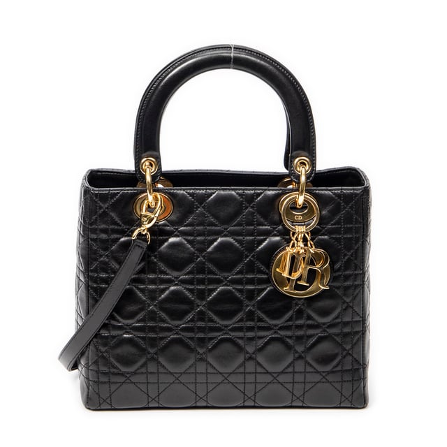Dior Bolsos Medium Lady Dior Zip  Bolso de hombro en Negro Piel de becerro y Oro hardware. El producto esta en Excelentes Condiciones (A).
  Dimensiones: 24x20x11 cm 
  Accesorios incluidos: Strap; Dustbag
  
  BrandCo Paris encuentra artículos raros y en las mejores condiciones a precios increíbles. ¡Vale la pena tener paciencia! Compra con confianza: todos los artículos de BrandCo Paris son seleccionados y autenticados cuidadosamente por nuestro equipo de expertos.
  Todos los artículos vienen con un certificado de autenticidad y un embalaje entregado por BrandCo Paris.
  Tabla de clasificación de la condición del artículo
  N (como nuevo)
  AA (perfecto estado)
  A (excelente estado)
  AB (muy buen estado)
  B (bueno/regular)