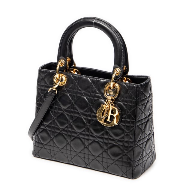 Dior Bolsos Medium Lady Dior Zip  Bolso de hombro en Negro Piel de becerro y Oro hardware. El producto esta en Excelentes Condiciones (A).
  Dimensiones: 24x20x11 cm 
  Accesorios incluidos: Strap; Dustbag
  
  BrandCo Paris encuentra artículos raros y en las mejores condiciones a precios increíbles. ¡Vale la pena tener paciencia! Compra con confianza: todos los artículos de BrandCo Paris son seleccionados y autenticados cuidadosamente por nuestro equipo de expertos.
  Todos los artículos vienen con un certificado de autenticidad y un embalaje entregado por BrandCo Paris.
  Tabla de clasificación de la condición del artículo
  N (como nuevo)
  AA (perfecto estado)
  A (excelente estado)
  AB (muy buen estado)
  B (bueno/regular)