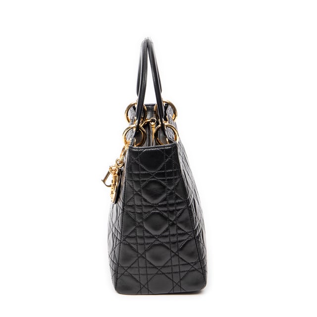 Dior Bolsos Medium Lady Dior Zip  Bolso de hombro en Negro Piel de becerro y Oro hardware. El producto esta en Excelentes Condiciones (A).
  Dimensiones: 24x20x11 cm 
  Accesorios incluidos: Strap; Dustbag
  
  BrandCo Paris encuentra artículos raros y en las mejores condiciones a precios increíbles. ¡Vale la pena tener paciencia! Compra con confianza: todos los artículos de BrandCo Paris son seleccionados y autenticados cuidadosamente por nuestro equipo de expertos.
  Todos los artículos vienen con un certificado de autenticidad y un embalaje entregado por BrandCo Paris.
  Tabla de clasificación de la condición del artículo
  N (como nuevo)
  AA (perfecto estado)
  A (excelente estado)
  AB (muy buen estado)
  B (bueno/regular)