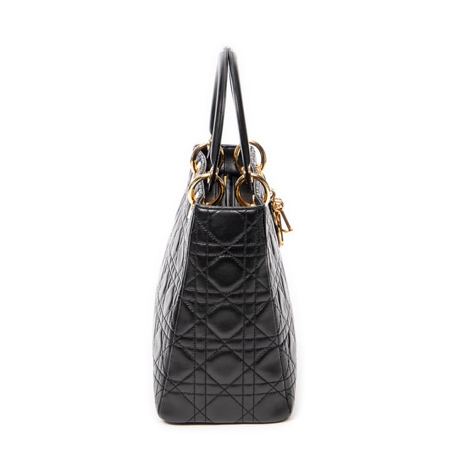 Dior Bolsos Medium Lady Dior Zip  Bolso de hombro en Negro Piel de becerro y Oro hardware. El producto esta en Excelentes Condiciones (A).
  Dimensiones: 24x20x11 cm 
  Accesorios incluidos: Strap; Dustbag
  
  BrandCo Paris encuentra artículos raros y en las mejores condiciones a precios increíbles. ¡Vale la pena tener paciencia! Compra con confianza: todos los artículos de BrandCo Paris son seleccionados y autenticados cuidadosamente por nuestro equipo de expertos.
  Todos los artículos vienen con un certificado de autenticidad y un embalaje entregado por BrandCo Paris.
  Tabla de clasificación de la condición del artículo
  N (como nuevo)
  AA (perfecto estado)
  A (excelente estado)
  AB (muy buen estado)
  B (bueno/regular)