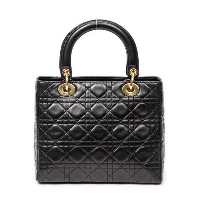 Dior Bolsos Medium Lady Dior Zip  Bolso de hombro en Negro Piel de becerro y Oro hardware. El producto esta en Excelentes Condiciones (A).
  Dimensiones: 24x20x11 cm 
  Accesorios incluidos: Strap; Dustbag
  
  BrandCo Paris encuentra artículos raros y en las mejores condiciones a precios increíbles. ¡Vale la pena tener paciencia! Compra con confianza: todos los artículos de BrandCo Paris son seleccionados y autenticados cuidadosamente por nuestro equipo de expertos.
  Todos los artículos vienen con un certificado de autenticidad y un embalaje entregado por BrandCo Paris.
  Tabla de clasificación de la condición del artículo
  N (como nuevo)
  AA (perfecto estado)
  A (excelente estado)
  AB (muy buen estado)
  B (bueno/regular)