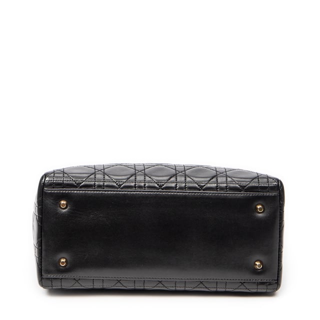 Dior Bolsos Medium Lady Dior Zip  Bolso de hombro en Negro Piel de becerro y Oro hardware. El producto esta en Excelentes Condiciones (A).
  Dimensiones: 24x20x11 cm 
  Accesorios incluidos: Strap; Dustbag
  
  BrandCo Paris encuentra artículos raros y en las mejores condiciones a precios increíbles. ¡Vale la pena tener paciencia! Compra con confianza: todos los artículos de BrandCo Paris son seleccionados y autenticados cuidadosamente por nuestro equipo de expertos.
  Todos los artículos vienen con un certificado de autenticidad y un embalaje entregado por BrandCo Paris.
  Tabla de clasificación de la condición del artículo
  N (como nuevo)
  AA (perfecto estado)
  A (excelente estado)
  AB (muy buen estado)
  B (bueno/regular)