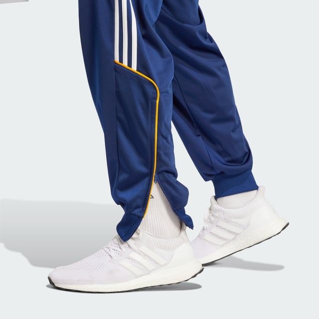 Real Madrid 99/00 Track Pants Relive a memorable European triumph in adidas Real Madrid track pants created to match those worn on the sidelines in the club's successful 99/00 season. Cut for a loose fit that's typical of 1990s football fashion, they layer easily over shorts. Woven onto the leg, that era-appropriate club badge supplies the perfect finish. - Loose fit - Elastic waist with drawcord - 100% polyester (recycled) - Front pockets - Real Madrid crest Shipped by adidas