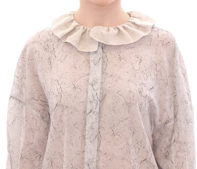 Marca: Vika Gazinskaya.
  Modelo: Blusa Tunica.
  Color: Azul.
  Material: 100% algodon.
  Cierre frontal completo con botones.
  Mangas largas.
  Detalles del logotipo.