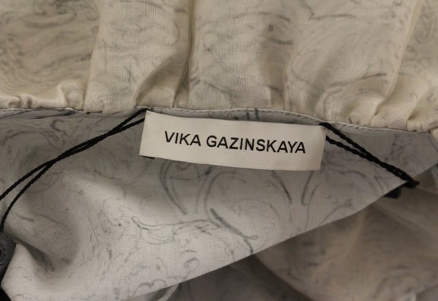 Marca: Vika Gazinskaya.
  Modelo: Blusa Tunica.
  Color: Azul.
  Material: 100% algodon.
  Cierre frontal completo con botones.
  Mangas largas.
  Detalles del logotipo.
