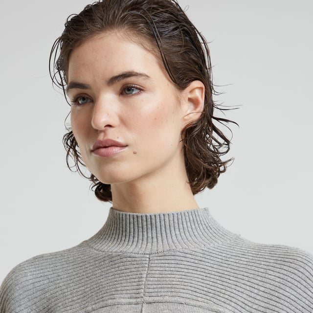 Ribbed mock neck. Shoulder panel proceeds in upper arm panel. Ribbed cuffs and waist. Vertical stripe in 3D at the front and back. Woven G-Star Originals label at the lower front. Zip closure. Boxy Jumper Mock offers a relaxed, loose fit in a shorter length. The ribbed section on the shoulder proceeds in an upper arm panel. The 3D stripe at the front and back adds interest. 95% Cotton, 5% Cashmere. Built-in stretch. Loose