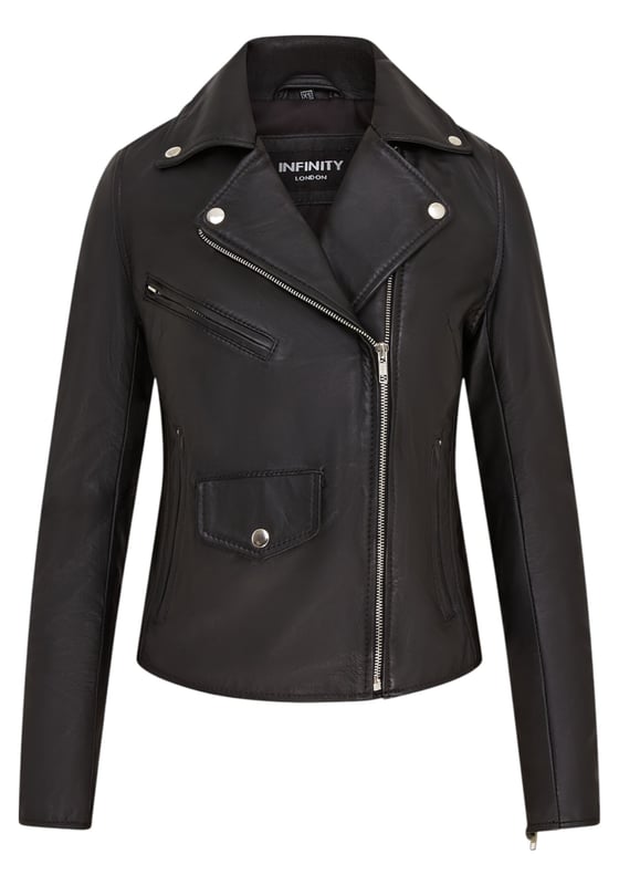 Diese auffällige Bikerjacke aus luxuriösem Lammnappaleder bietet eine schlanke, moderne Passform mit einem weichen Satinfutter für ganztägigen Tragekomfort. Mit vier Außentaschen und einer Innentasche ist sie stilvoll und praktisch zugleich. Perfekt, um lässige Outfits mit einer lebendigen, ausgefallenen Note aufzuwerten. Hauptmerkmale: Aus hochwertigem Lammnappaleder. Weiches und atmungsaktives Satin-Innenfutter. Klassische Biker-Silhouette mit asymmetrischem Reißverschluss. Vier funktionale Außentaschen (mit Reißverschluss und Klappe). Eine Innentasche für zusätzlichen Komfort. Reißverschlussbündchen für verstellbare Passform und Stil. Leicht und geschmeidig für hohen Tragekomfort.