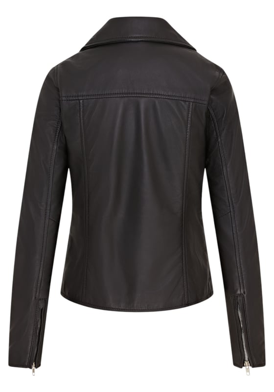 Diese auffällige Bikerjacke aus luxuriösem Lammnappaleder bietet eine schlanke, moderne Passform mit einem weichen Satinfutter für ganztägigen Tragekomfort. Mit vier Außentaschen und einer Innentasche ist sie stilvoll und praktisch zugleich. Perfekt, um lässige Outfits mit einer lebendigen, ausgefallenen Note aufzuwerten. Hauptmerkmale: Aus hochwertigem Lammnappaleder. Weiches und atmungsaktives Satin-Innenfutter. Klassische Biker-Silhouette mit asymmetrischem Reißverschluss. Vier funktionale Außentaschen (mit Reißverschluss und Klappe). Eine Innentasche für zusätzlichen Komfort. Reißverschlussbündchen für verstellbare Passform und Stil. Leicht und geschmeidig für hohen Tragekomfort.