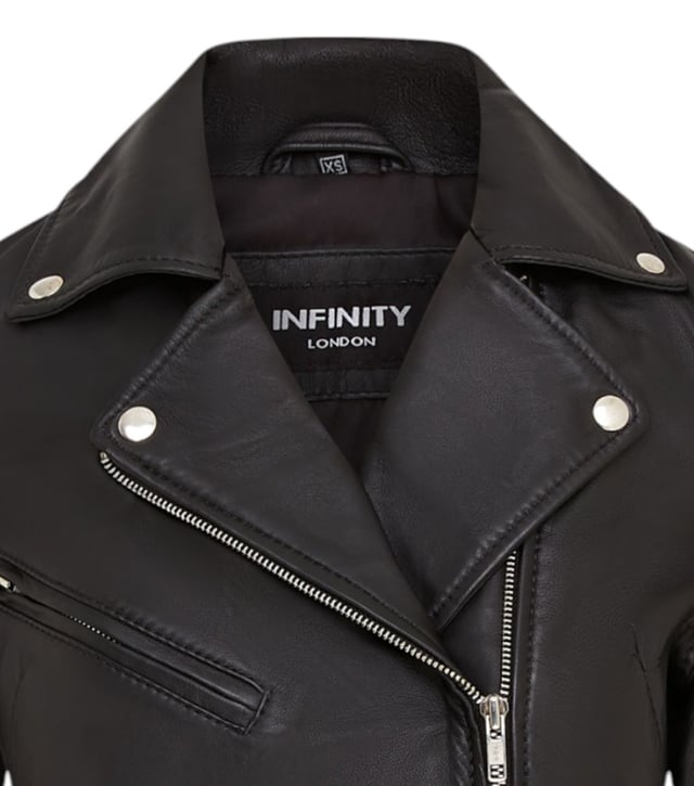 Diese auffällige Bikerjacke aus luxuriösem Lammnappaleder bietet eine schlanke, moderne Passform mit einem weichen Satinfutter für ganztägigen Tragekomfort. Mit vier Außentaschen und einer Innentasche ist sie stilvoll und praktisch zugleich. Perfekt, um lässige Outfits mit einer lebendigen, ausgefallenen Note aufzuwerten. Hauptmerkmale: Aus hochwertigem Lammnappaleder. Weiches und atmungsaktives Satin-Innenfutter. Klassische Biker-Silhouette mit asymmetrischem Reißverschluss. Vier funktionale Außentaschen (mit Reißverschluss und Klappe). Eine Innentasche für zusätzlichen Komfort. Reißverschlussbündchen für verstellbare Passform und Stil. Leicht und geschmeidig für hohen Tragekomfort.
