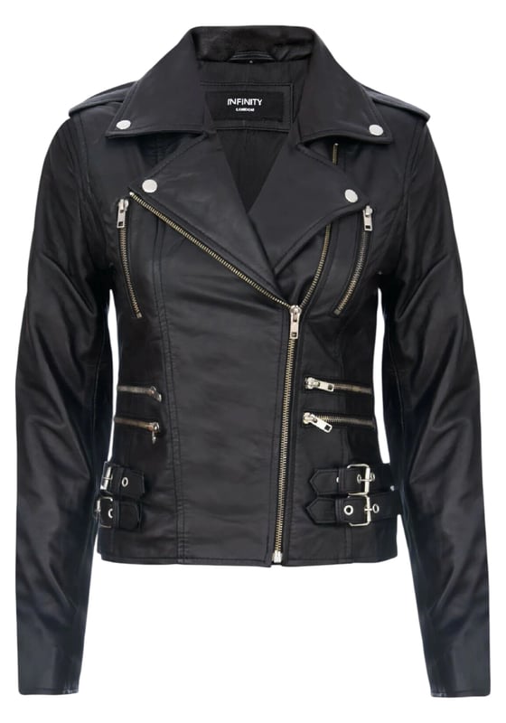 Diese zweireihige Bikerjacke ist ein Verkaufsschlager und wird für ihre scharfe Silhouette und ihr stilvolles Flair geliebt. Mit einem breiten Revers, Schulterklappen und mehreren Reißverschlusstaschen verbindet sie Funktionalität mit Mode. Verstellbare Schnallenlaschen und die schmale Passform verbessern Komfort und Stil. In vielen Farben erhältlich. Hauptmerkmale: 100 % hochwertiges, ultraweiches Nappaleder; Hochwertiges Futter aus Polyestermischung; Dezentraler YKK-Reißverschluss; Breites Revers mit Druckknöpfen; Schulterklappen mit Druckknopfverschluss; Sechs Außentaschen mit Reißverschluss zur Aufbewahrung; Verstellbare Schnallenlaschen an den Hüften; Schmal geschnittenes, verkürztes Bikerdesign