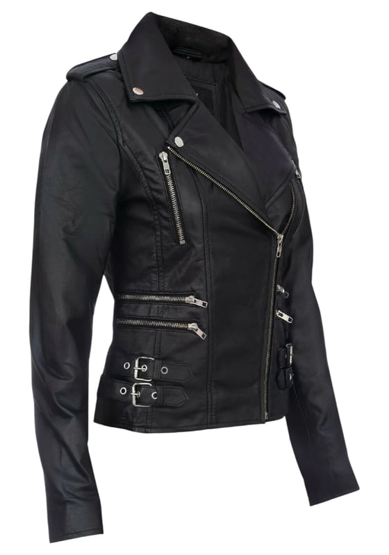 Diese zweireihige Bikerjacke ist ein Verkaufsschlager und wird für ihre scharfe Silhouette und ihr stilvolles Flair geliebt. Mit einem breiten Revers, Schulterklappen und mehreren Reißverschlusstaschen verbindet sie Funktionalität mit Mode. Verstellbare Schnallenlaschen und die schmale Passform verbessern Komfort und Stil. In vielen Farben erhältlich. Hauptmerkmale: 100 % hochwertiges, ultraweiches Nappaleder; Hochwertiges Futter aus Polyestermischung; Dezentraler YKK-Reißverschluss; Breites Revers mit Druckknöpfen; Schulterklappen mit Druckknopfverschluss; Sechs Außentaschen mit Reißverschluss zur Aufbewahrung; Verstellbare Schnallenlaschen an den Hüften; Schmal geschnittenes, verkürztes Bikerdesign