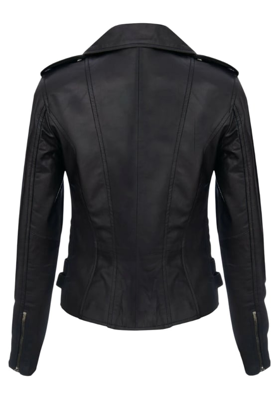 Diese zweireihige Bikerjacke ist ein Verkaufsschlager und wird für ihre scharfe Silhouette und ihr stilvolles Flair geliebt. Mit einem breiten Revers, Schulterklappen und mehreren Reißverschlusstaschen verbindet sie Funktionalität mit Mode. Verstellbare Schnallenlaschen und die schmale Passform verbessern Komfort und Stil. In vielen Farben erhältlich. Hauptmerkmale: 100 % hochwertiges, ultraweiches Nappaleder; Hochwertiges Futter aus Polyestermischung; Dezentraler YKK-Reißverschluss; Breites Revers mit Druckknöpfen; Schulterklappen mit Druckknopfverschluss; Sechs Außentaschen mit Reißverschluss zur Aufbewahrung; Verstellbare Schnallenlaschen an den Hüften; Schmal geschnittenes, verkürztes Bikerdesign