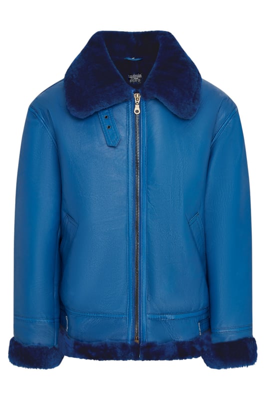 Disfruta de una calidez inigualable y un estilo atemporal con esta icónica chaqueta bomber B3. Confeccionada en auténtica piel de oveja, cuenta con un lujoso forro de borrego y pelo que proporciona una comodidad excepcional en climas fríos. El cierre de cremallera YKK completo permite un estilo versátil, mientras que los ribetes de borrego expuestos en cuello, puños y dobladillo le aportan un carácter audaz. Una distintiva hebilla en el cuello garantiza un ajuste ajustable, y dos prácticos bolsillos exteriores ofrecen comodidad y un diseño elegante, combinando un atractivo robusto con la elegancia clásica. Confeccionada en auténtica piel de oveja para una calidez y durabilidad excepcionales. El lujoso forro de borrego y pelo proporciona una comodidad inigualable. El cierre de cremallera YKK completo permite un estilo versátil. Los ribetes de borrego expuestos en cuello, puños y dobladillo le aportan un carácter audaz. Dos prácticos bolsillos exteriores para mayor comodidad y un diseño elegante. Cuello ajustable con cierre de hebilla para un ajuste a medida.