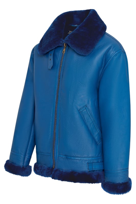 Disfruta de una calidez inigualable y un estilo atemporal con esta icónica chaqueta bomber B3. Confeccionada en auténtica piel de oveja, cuenta con un lujoso forro de borrego y pelo que proporciona una comodidad excepcional en climas fríos. El cierre de cremallera YKK completo permite un estilo versátil, mientras que los ribetes de borrego expuestos en cuello, puños y dobladillo le aportan un carácter audaz. Una distintiva hebilla en el cuello garantiza un ajuste ajustable, y dos prácticos bolsillos exteriores ofrecen comodidad y un diseño elegante, combinando un atractivo robusto con la elegancia clásica. Confeccionada en auténtica piel de oveja para una calidez y durabilidad excepcionales. El lujoso forro de borrego y pelo proporciona una comodidad inigualable. El cierre de cremallera YKK completo permite un estilo versátil. Los ribetes de borrego expuestos en cuello, puños y dobladillo le aportan un carácter audaz. Dos prácticos bolsillos exteriores para mayor comodidad y un diseño elegante. Cuello ajustable con cierre de hebilla para un ajuste a medida.