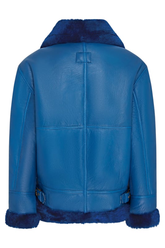 Disfruta de una calidez inigualable y un estilo atemporal con esta icónica chaqueta bomber B3. Confeccionada en auténtica piel de oveja, cuenta con un lujoso forro de borrego y pelo que proporciona una comodidad excepcional en climas fríos. El cierre de cremallera YKK completo permite un estilo versátil, mientras que los ribetes de borrego expuestos en cuello, puños y dobladillo le aportan un carácter audaz. Una distintiva hebilla en el cuello garantiza un ajuste ajustable, y dos prácticos bolsillos exteriores ofrecen comodidad y un diseño elegante, combinando un atractivo robusto con la elegancia clásica. Confeccionada en auténtica piel de oveja para una calidez y durabilidad excepcionales. El lujoso forro de borrego y pelo proporciona una comodidad inigualable. El cierre de cremallera YKK completo permite un estilo versátil. Los ribetes de borrego expuestos en cuello, puños y dobladillo le aportan un carácter audaz. Dos prácticos bolsillos exteriores para mayor comodidad y un diseño elegante. Cuello ajustable con cierre de hebilla para un ajuste a medida.