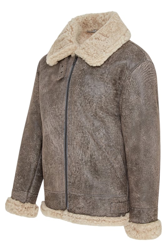 Famosa por mantener abrigados a los pilotos de la Segunda Guerra Mundial a 25.000 pies, la B3 es nuestra chaqueta de piel de oveja más popular, apreciada por su estilo atemporal y su excepcional calidez. Confeccionada con lujosa piel de oveja de doble cara, ofrece un aislamiento inigualable, un llamativo look retro y una comodidad superior para que puedas superar los inviernos más duros. Características principales: Construcción completa de piel de oveja de doble cara. El grueso forro de piel de oveja retiene el calor corporal de forma natural. Cuello ancho con muescas y ribete reversible de piel de oveja. El cuello se puede abrochar con una correa de hebilla ajustable. Cremallera YKK gruesa y completa en bronce. Dos bolsillos angulados para calentar las manos. Puños reversibles. Correa ajustable en la cintura para un ajuste a medida. Ajuste clásico y cómodo para combinar fácilmente con otras prendas.