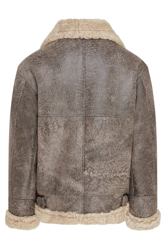 Famosa por mantener abrigados a los pilotos de la Segunda Guerra Mundial a 25.000 pies, la B3 es nuestra chaqueta de piel de oveja más popular, apreciada por su estilo atemporal y su excepcional calidez. Confeccionada con lujosa piel de oveja de doble cara, ofrece un aislamiento inigualable, un llamativo look retro y una comodidad superior para que puedas superar los inviernos más duros. Características principales: Construcción completa de piel de oveja de doble cara. El grueso forro de piel de oveja retiene el calor corporal de forma natural. Cuello ancho con muescas y ribete reversible de piel de oveja. El cuello se puede abrochar con una correa de hebilla ajustable. Cremallera YKK gruesa y completa en bronce. Dos bolsillos angulados para calentar las manos. Puños reversibles. Correa ajustable en la cintura para un ajuste a medida. Ajuste clásico y cómodo para combinar fácilmente con otras prendas.