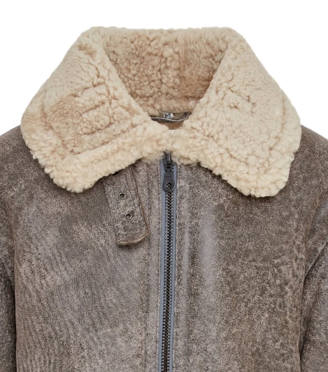 Famosa por mantener abrigados a los pilotos de la Segunda Guerra Mundial a 25.000 pies, la B3 es nuestra chaqueta de piel de oveja más popular, apreciada por su estilo atemporal y su excepcional calidez. Confeccionada con lujosa piel de oveja de doble cara, ofrece un aislamiento inigualable, un llamativo look retro y una comodidad superior para que puedas superar los inviernos más duros. Características principales: Construcción completa de piel de oveja de doble cara. El grueso forro de piel de oveja retiene el calor corporal de forma natural. Cuello ancho con muescas y ribete reversible de piel de oveja. El cuello se puede abrochar con una correa de hebilla ajustable. Cremallera YKK gruesa y completa en bronce. Dos bolsillos angulados para calentar las manos. Puños reversibles. Correa ajustable en la cintura para un ajuste a medida. Ajuste clásico y cómodo para combinar fácilmente con otras prendas.