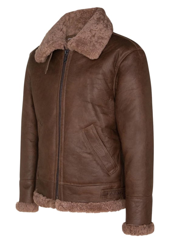 Famosa por mantener abrigados a los pilotos de la Segunda Guerra Mundial a 25.000 pies, la B3 es nuestra chaqueta de piel de oveja más popular, apreciada por su estilo atemporal y su excepcional calidez. Confeccionada con lujosa piel de oveja de doble cara, ofrece un aislamiento inigualable, un llamativo look retro y una comodidad superior para que puedas superar los inviernos más duros. Características principales: Construcción completa de piel de oveja de doble cara. El grueso forro de piel de oveja retiene el calor corporal de forma natural. Cuello ancho con muescas y ribete reversible de piel de oveja. El cuello se puede abrochar con una correa de hebilla ajustable. Cremallera YKK gruesa y completa en bronce. Dos bolsillos angulados para calentar las manos. Puños reversibles. Correa ajustable en la cintura para un ajuste a medida. Ajuste clásico y cómodo para combinar fácilmente con otras prendas.