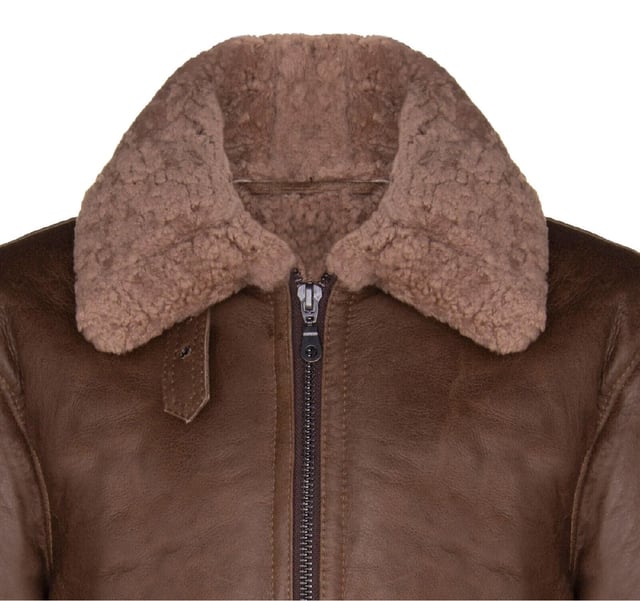 Famosa por mantener abrigados a los pilotos de la Segunda Guerra Mundial a 25.000 pies, la B3 es nuestra chaqueta de piel de oveja más popular, apreciada por su estilo atemporal y su excepcional calidez. Confeccionada con lujosa piel de oveja de doble cara, ofrece un aislamiento inigualable, un llamativo look retro y una comodidad superior para que puedas superar los inviernos más duros. Características principales: Construcción completa de piel de oveja de doble cara. El grueso forro de piel de oveja retiene el calor corporal de forma natural. Cuello ancho con muescas y ribete reversible de piel de oveja. El cuello se puede abrochar con una correa de hebilla ajustable. Cremallera YKK gruesa y completa en bronce. Dos bolsillos angulados para calentar las manos. Puños reversibles. Correa ajustable en la cintura para un ajuste a medida. Ajuste clásico y cómodo para combinar fácilmente con otras prendas.