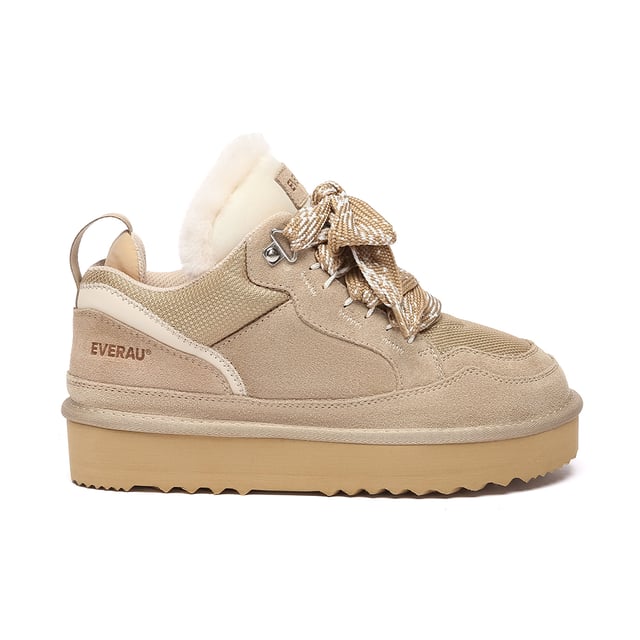 EVER AU Australien Damen Marmorierte Schnürschuh-Plateau-Stiefel EVERAU Schnür-Platformboots – Sneakerstil trifft auf winterliche Wärme
Erweitern Sie Ihre Wintergarderobe mit den EVERAU Schnür-Platformboots – wo die Gemütlichkeit eines Mini-Winterboots auf den Streetstyle-Vibe eines Sneakers trifft. Aus hochwertigem Rindsleder gefertigt und mit feuchtigkeitsableitendem australischem Schaffell gefüttert, sind diese Stiefel darauf ausgelegt, Ihre Füße die ganze Saison über warm, trocken und stilvoll zu halten.
Eine wasserabweisende Behandlung hilft, Flecken und Spritzer abzuweisen, während die rutschfeste EVA-Außensohle für Dämpfung und Grip sorgt und den ganzen Tag über Komfort bietet. Mit einem Schnürdesign und einer modernen Plattformsohle lassen sich diese Boots perfekt mit lässigen oder sportlichen Outfits für den Herbst und Winter kombinieren.
Egal, ob Sie Besorgungen machen oder einen winterlichen Spaziergang unternehmen, die EVERAU Schnür-Platformboots bieten Mode und Funktion in einer vielseitigen Silhouette.
Wesentliche Merkmale:
- Feuchtigkeitsableitende Schaffellsohle: Reguliert die Temperatur auf natürliche Weise, um die Füße warm und trocken zu halten.
- Obermaterial aus Rindsleder: Langlebig, stilvoll und vorab mit einer wasserabweisenden Beschichtung behandelt, um Schmutz und Flüssigkeiten zu widerstehen.
- Rutschfeste EVA-Sohle: Leicht und gepolstert mit hervorragendem Grip und langanhaltender Haltbarkeit.
- Schnürverschluss: Stilvolles und funktionales Design, das leicht anpassbar und angenehm zu tragen ist.
- Plattformsohle: Verleiht Höhe und einen modernen Touch bei gleichbleibendem Komfort.
- Saisonaler Klassiker: Ideal für Herbst- und Wintermode.
- Perfekte Geschenkidee: Ein durchdachtes und praktisches Geschenk für Freunde und Familie.
Materialien:
- Obermaterial: Rindsleder
- Futter: Textil
- Innensohle: Schaffellwolle
- Sohle: EVA