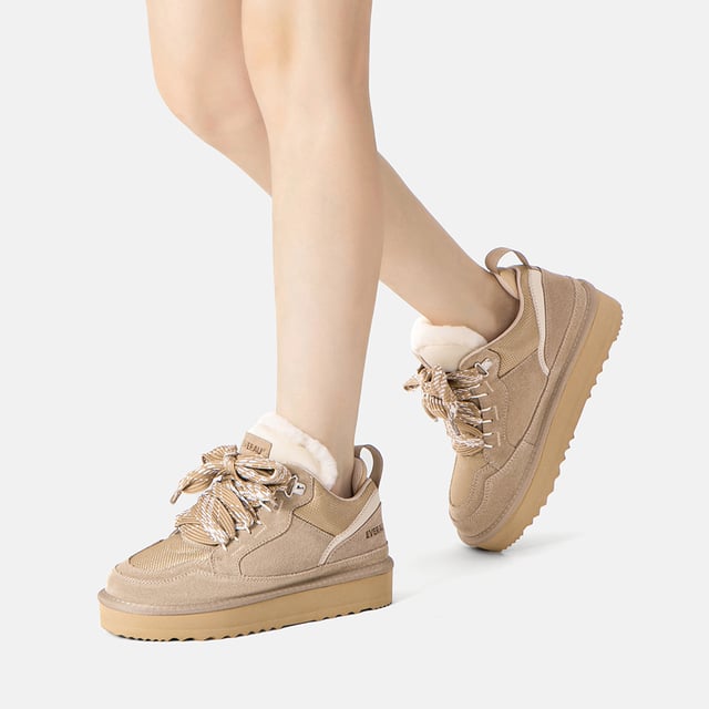 EVER AU Australien Damen Marmorierte Schnürschuh-Plateau-Stiefel EVERAU Schnür-Platformboots – Sneakerstil trifft auf winterliche Wärme
Erweitern Sie Ihre Wintergarderobe mit den EVERAU Schnür-Platformboots – wo die Gemütlichkeit eines Mini-Winterboots auf den Streetstyle-Vibe eines Sneakers trifft. Aus hochwertigem Rindsleder gefertigt und mit feuchtigkeitsableitendem australischem Schaffell gefüttert, sind diese Stiefel darauf ausgelegt, Ihre Füße die ganze Saison über warm, trocken und stilvoll zu halten.
Eine wasserabweisende Behandlung hilft, Flecken und Spritzer abzuweisen, während die rutschfeste EVA-Außensohle für Dämpfung und Grip sorgt und den ganzen Tag über Komfort bietet. Mit einem Schnürdesign und einer modernen Plattformsohle lassen sich diese Boots perfekt mit lässigen oder sportlichen Outfits für den Herbst und Winter kombinieren.
Egal, ob Sie Besorgungen machen oder einen winterlichen Spaziergang unternehmen, die EVERAU Schnür-Platformboots bieten Mode und Funktion in einer vielseitigen Silhouette.
Wesentliche Merkmale:
- Feuchtigkeitsableitende Schaffellsohle: Reguliert die Temperatur auf natürliche Weise, um die Füße warm und trocken zu halten.
- Obermaterial aus Rindsleder: Langlebig, stilvoll und vorab mit einer wasserabweisenden Beschichtung behandelt, um Schmutz und Flüssigkeiten zu widerstehen.
- Rutschfeste EVA-Sohle: Leicht und gepolstert mit hervorragendem Grip und langanhaltender Haltbarkeit.
- Schnürverschluss: Stilvolles und funktionales Design, das leicht anpassbar und angenehm zu tragen ist.
- Plattformsohle: Verleiht Höhe und einen modernen Touch bei gleichbleibendem Komfort.
- Saisonaler Klassiker: Ideal für Herbst- und Wintermode.
- Perfekte Geschenkidee: Ein durchdachtes und praktisches Geschenk für Freunde und Familie.
Materialien:
- Obermaterial: Rindsleder
- Futter: Textil
- Innensohle: Schaffellwolle
- Sohle: EVA