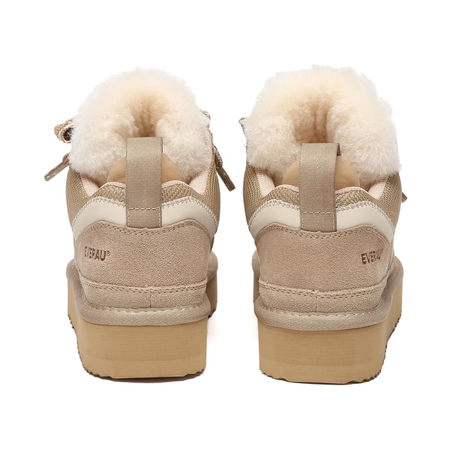 EVER AU Australien Damen Marmorierte Schnürschuh-Plateau-Stiefel EVERAU Schnür-Platformboots – Sneakerstil trifft auf winterliche Wärme
Erweitern Sie Ihre Wintergarderobe mit den EVERAU Schnür-Platformboots – wo die Gemütlichkeit eines Mini-Winterboots auf den Streetstyle-Vibe eines Sneakers trifft. Aus hochwertigem Rindsleder gefertigt und mit feuchtigkeitsableitendem australischem Schaffell gefüttert, sind diese Stiefel darauf ausgelegt, Ihre Füße die ganze Saison über warm, trocken und stilvoll zu halten.
Eine wasserabweisende Behandlung hilft, Flecken und Spritzer abzuweisen, während die rutschfeste EVA-Außensohle für Dämpfung und Grip sorgt und den ganzen Tag über Komfort bietet. Mit einem Schnürdesign und einer modernen Plattformsohle lassen sich diese Boots perfekt mit lässigen oder sportlichen Outfits für den Herbst und Winter kombinieren.
Egal, ob Sie Besorgungen machen oder einen winterlichen Spaziergang unternehmen, die EVERAU Schnür-Platformboots bieten Mode und Funktion in einer vielseitigen Silhouette.
Wesentliche Merkmale:
- Feuchtigkeitsableitende Schaffellsohle: Reguliert die Temperatur auf natürliche Weise, um die Füße warm und trocken zu halten.
- Obermaterial aus Rindsleder: Langlebig, stilvoll und vorab mit einer wasserabweisenden Beschichtung behandelt, um Schmutz und Flüssigkeiten zu widerstehen.
- Rutschfeste EVA-Sohle: Leicht und gepolstert mit hervorragendem Grip und langanhaltender Haltbarkeit.
- Schnürverschluss: Stilvolles und funktionales Design, das leicht anpassbar und angenehm zu tragen ist.
- Plattformsohle: Verleiht Höhe und einen modernen Touch bei gleichbleibendem Komfort.
- Saisonaler Klassiker: Ideal für Herbst- und Wintermode.
- Perfekte Geschenkidee: Ein durchdachtes und praktisches Geschenk für Freunde und Familie.
Materialien:
- Obermaterial: Rindsleder
- Futter: Textil
- Innensohle: Schaffellwolle
- Sohle: EVA