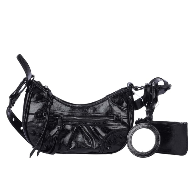 Met zijn handige ritssluiting biedt de Glowing Cross-Body gemakkelijke toegang tot je bezittingen en een veilige sluiting.Met een binnenvak aan de voorkant en een ritsvak aan de achterkant straalt deze tas gemak uit, zodat je je kleinste benodigdheden bij de hand kunt houden. Ontworpen in een glinsterende zilveren kleur wordt deze tas een draagbare spotlight waarmee je kunt wedijveren met de sterren met je glans, terwijl de metalen stud details doen denken aan de vroege jaren '90, een combinatie van hedendaags met nostalgie om een trendy silhouet te creëren.