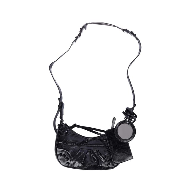 Met zijn handige ritssluiting biedt de Glowing Cross-Body gemakkelijke toegang tot je bezittingen en een veilige sluiting.Met een binnenvak aan de voorkant en een ritsvak aan de achterkant straalt deze tas gemak uit, zodat je je kleinste benodigdheden bij de hand kunt houden. Ontworpen in een glinsterende zilveren kleur wordt deze tas een draagbare spotlight waarmee je kunt wedijveren met de sterren met je glans, terwijl de metalen stud details doen denken aan de vroege jaren '90, een combinatie van hedendaags met nostalgie om een trendy silhouet te creëren.