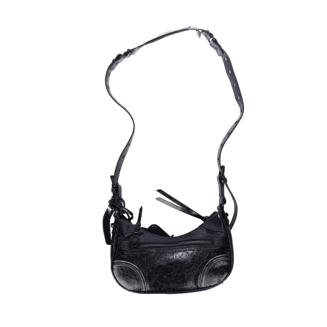 Met zijn handige ritssluiting biedt de Glowing Cross-Body gemakkelijke toegang tot je bezittingen en een veilige sluiting.Met een binnenvak aan de voorkant en een ritsvak aan de achterkant straalt deze tas gemak uit, zodat je je kleinste benodigdheden bij de hand kunt houden. Ontworpen in een glinsterende zilveren kleur wordt deze tas een draagbare spotlight waarmee je kunt wedijveren met de sterren met je glans, terwijl de metalen stud details doen denken aan de vroege jaren '90, een combinatie van hedendaags met nostalgie om een trendy silhouet te creëren.