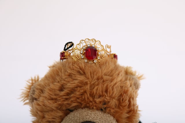 Stunning Dolce & Gabbana Teddy Bear Crystal Crown Hair Band
  100% Authentic and brand new with tags
  Brown color with gold metal detailing
  Crown adorned with red crystals
  Made from 80% PL 5% Crystal and 15% Brass
  One size fits all
  Dolce & Gabbana logo details
  Made in Italy
  Very exclusive and rare item
Material: 80% PL 5% Crystal 15% Brass