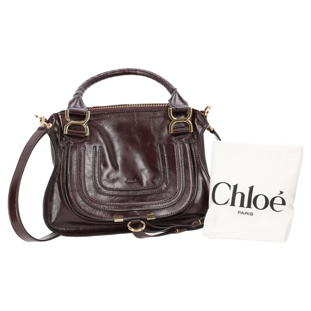 VINTAGE, RRP AS NEW
The Small Marcie Bag by Chloé is a graceful blend of structure and softness, crafted from luxurious shiny burgundy calfskin. Its gently slouched silhouette is accented with intricate saddle stitching, signature gold-tone hardware, and hand-wrapped double handles. The flap is secured with the line’s signature leather tassels, adding a touch of free-spirited charm to a refined classic.


Chloé Small Marcie Bag in Shiny Burgundy Leather
Condition: Very good
Signs of wear: No retail tag, No visible sign of wear., Lightly used but very well maintained. Minor creasing, light worn corners, light scratches.
Packaging: Dust bag
Color: Red | burgundy
Material: Leather | ] leather
Size: One Size | One Size
Measurements: Width: 90; Height: 220; Length: 310; Handle drop: 150; Strap length: 940
SKU: NAPPUDEBA527519W