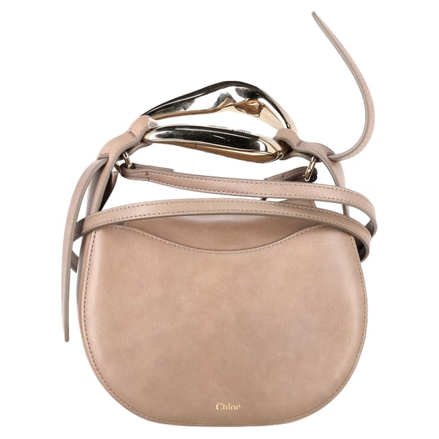 VINTAGE, RRP AS NEW
The Chloé Small Kiss Bag blends soft structure with bold detailing, crafted in smooth grained calfskin leather for a luxurious hand feel. Featuring a sculptural gold-tone handle—shaped like a kiss—and a removable long leather strap, this piece transitions easily from shoulder bag to handheld clutch. The interior is lined in beige suede with a convenient slip pocket for essentials.


Chloé Small Grain Kiss Bag Motty in Beige Calfskin Leather
Condition: Very good
Signs of wear: No retail tag, Minor sign of wear or markings., Lightly used but very well maintained. Minor creasing, light worn corners, light scratches.
Packaging: Dust bag
Color: beige
Material: Leather | leather
Size: One Size | One Size
Measurements: Width: 200; Height: 80; Length: 180; Handle drop: 120; Strap length: 1000
SKU: NAPPUGBBA520633W