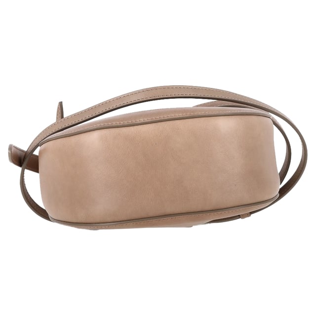 VINTAGE, RRP AS NEW
The Chloé Small Kiss Bag blends soft structure with bold detailing, crafted in smooth grained calfskin leather for a luxurious hand feel. Featuring a sculptural gold-tone handle—shaped like a kiss—and a removable long leather strap, this piece transitions easily from shoulder bag to handheld clutch. The interior is lined in beige suede with a convenient slip pocket for essentials.


Chloé Small Grain Kiss Bag Motty in Beige Calfskin Leather
Condition: Very good
Signs of wear: No retail tag, Minor sign of wear or markings., Lightly used but very well maintained. Minor creasing, light worn corners, light scratches.
Packaging: Dust bag
Color: beige
Material: Leather | leather
Size: One Size | One Size
Measurements: Width: 200; Height: 80; Length: 180; Handle drop: 120; Strap length: 1000
SKU: NAPPUGBBA520633W